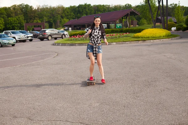 De vrouw is schaatsen — Stockfoto