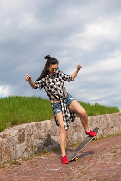 De vrouw doet een truc met skate — Stockfoto