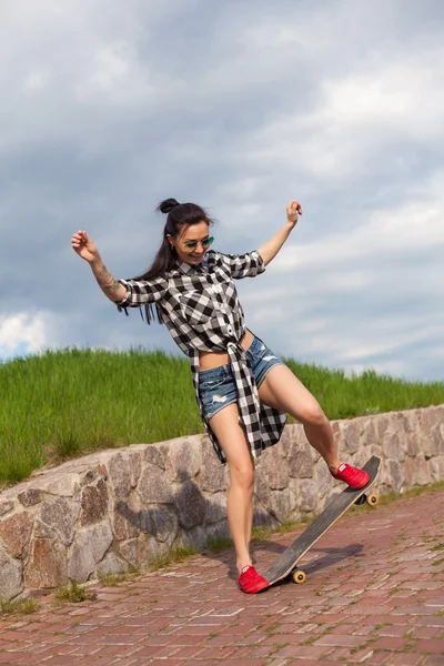 Žena dělá trik s skate — Stock fotografie