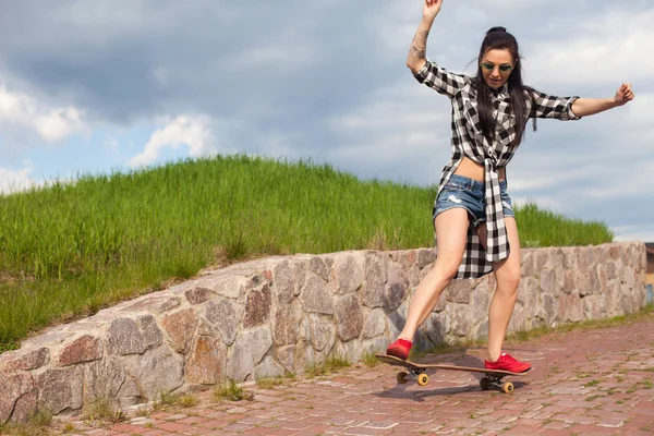 De vrouw doet een truc met skate — Stockfoto