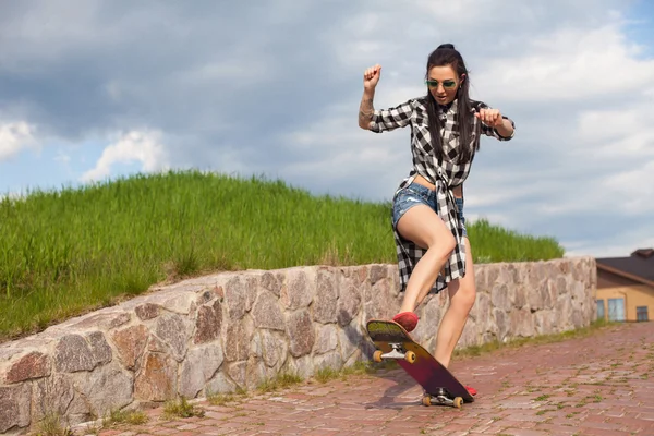 De vrouw doet een truc met skate — Stockfoto