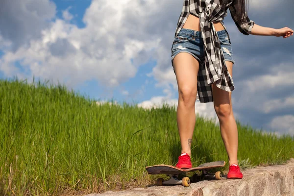 De vrouw is schaatsen — Stockfoto