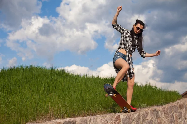 De vrouw doet een truc met skate — Stockfoto