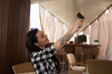 Kadın bir selfie yok