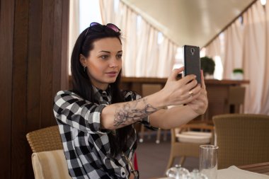 Kadın bir selfie yok