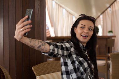 Kadın bir selfie yok