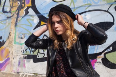 Kız şapkasını dokunmadan