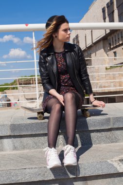 Kaykay ile genç kız