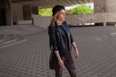 Sırt çantası ile kız