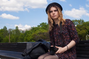 Dijital fotoğraf makinesi ile kız