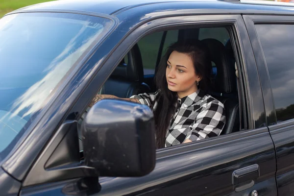 La mujer en un coche —  Fotos de Stock