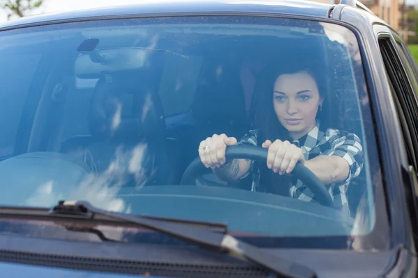 A mulher em um carro — Fotografia de Stock