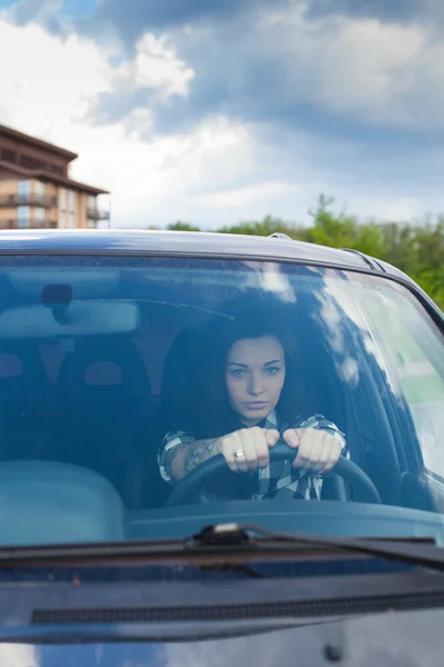 De vrouw in een auto — Stockfoto
