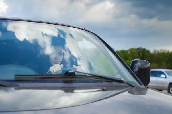 Die Frau im Auto — Stockfoto