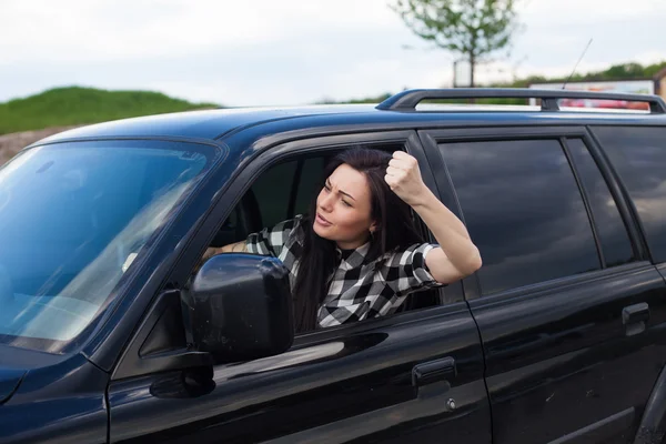 Mulher irritada em um carro — Fotografia de Stock