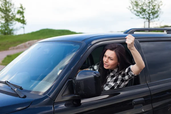 Mulher irritada em um carro — Fotografia de Stock