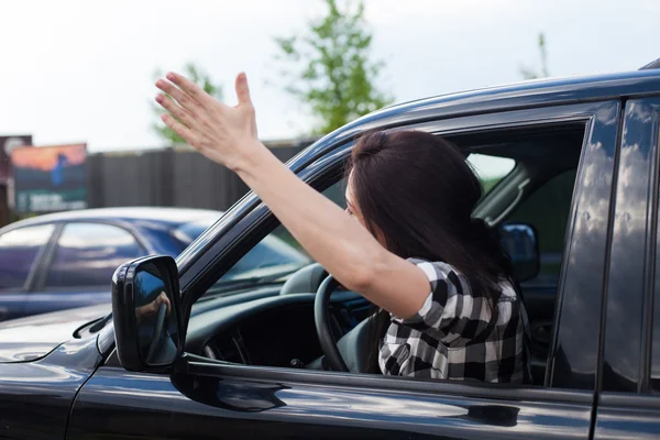 Femme en colère dans une voiture — Photo