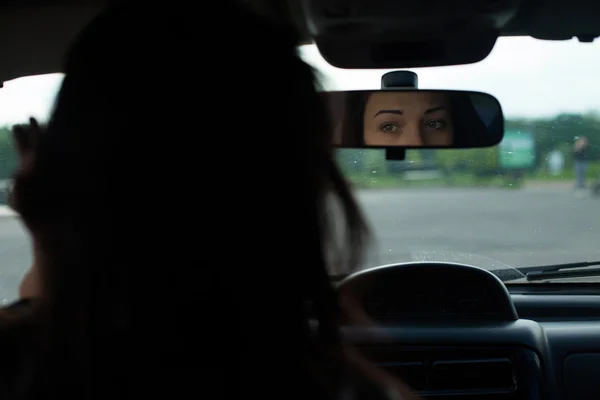 De vrouw in een auto — Stockfoto