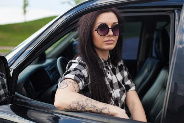 The woman is near a car — Stock Photo, Image