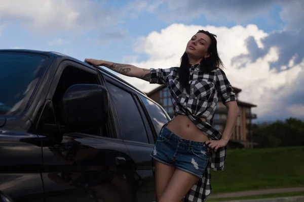 A mulher está perto de um carro. — Fotografia de Stock