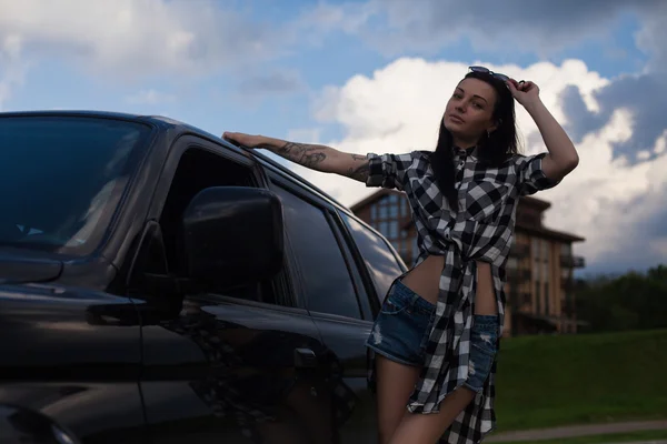 A mulher está perto de um carro. — Fotografia de Stock