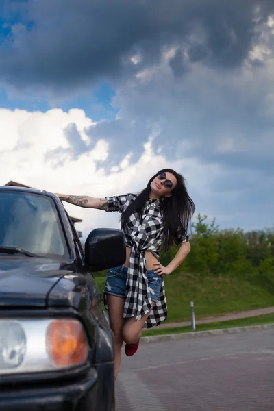 La mujer está cerca de un coche —  Fotos de Stock