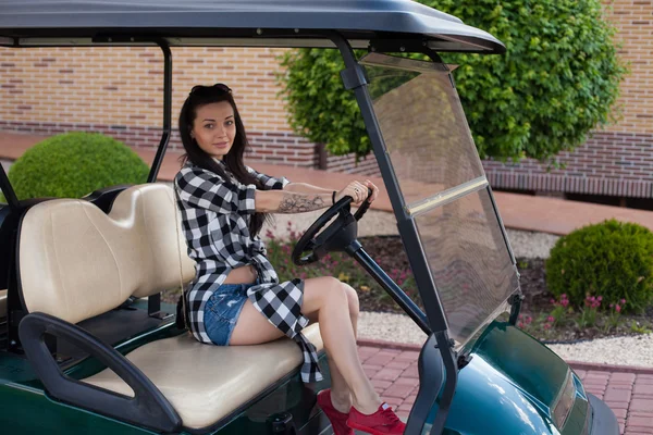 Die Frau sitzt im Golfcart — Stockfoto