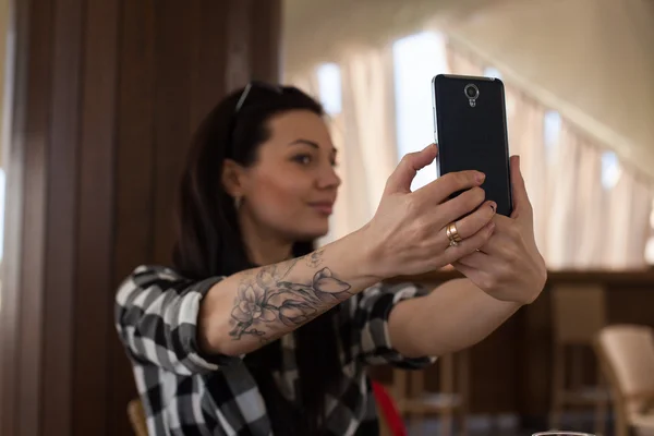 La femme fait un selfie — Photo