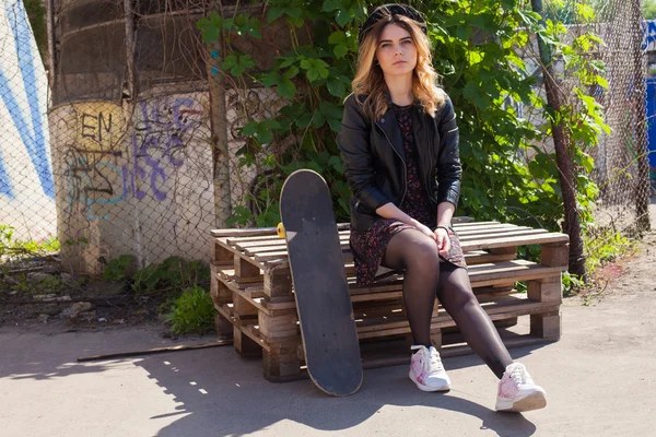 젊은 여자는 스케이트 보드와 — 스톡 사진
