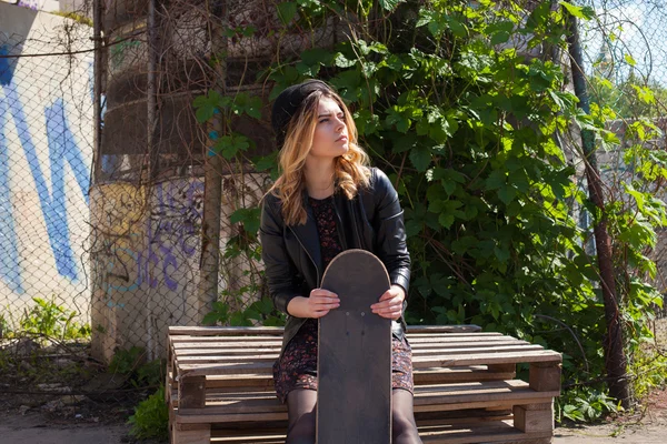 Jeune fille avec le skateboard — Photo