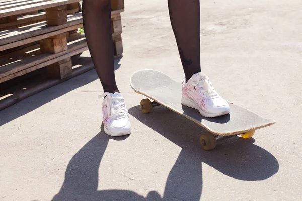 스케이트 보드에 여자의 다리 — 스톡 사진
