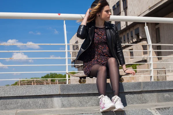 Adolescente avec le skateboard — Photo