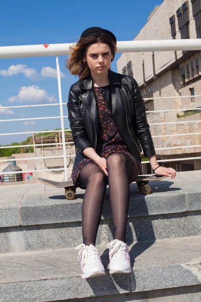 Teenager Mädchen mit dem Skateboard — Stockfoto