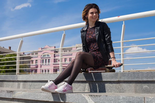 Teenager Mädchen mit dem Skateboard — Stockfoto