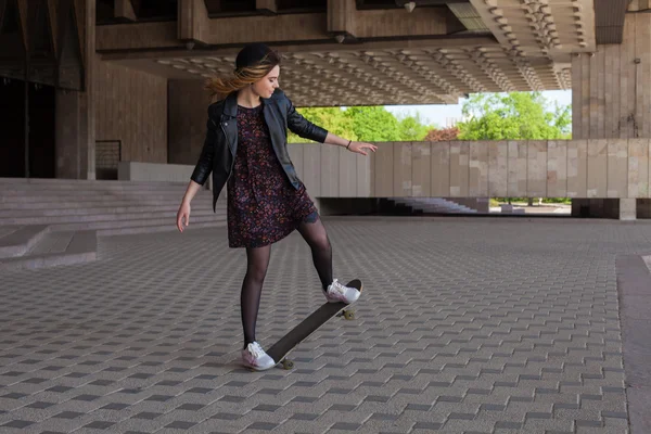 Το κορίτσι με το skateboard — Φωτογραφία Αρχείου