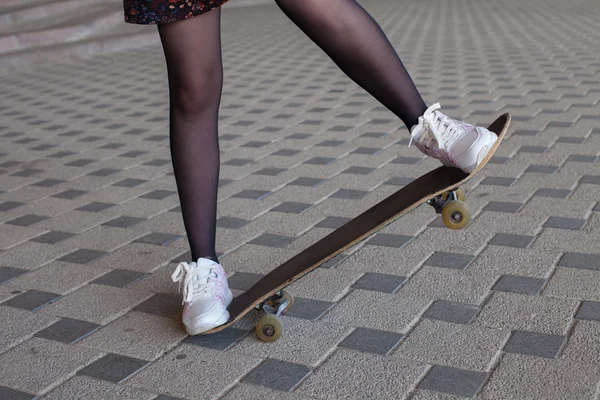 Pernas de menina no skate — Fotografia de Stock