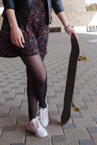 Menina com o skate — Fotografia de Stock