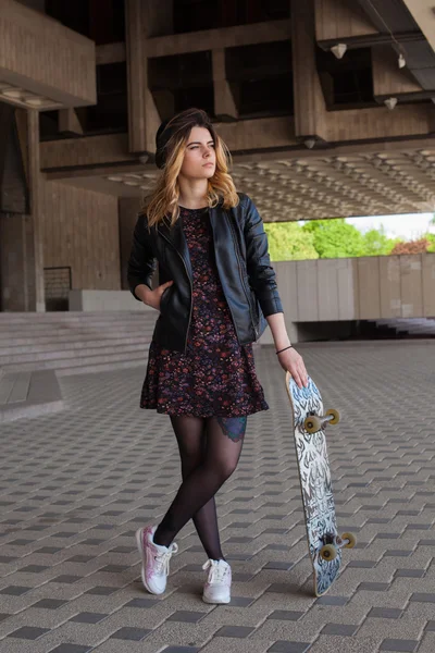 Mädchen mit dem Skateboard — Stockfoto