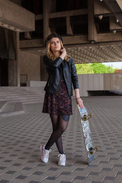 Το κορίτσι με το skateboard — Φωτογραφία Αρχείου