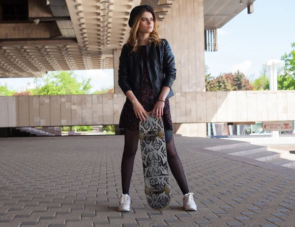 Menina com o skate — Fotografia de Stock