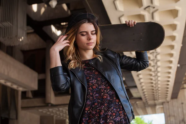 Το κορίτσι με το skateboard — Φωτογραφία Αρχείου