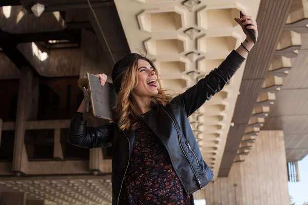 Meisje maken selfie met de skateboard — Stockfoto