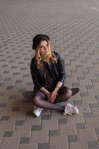 Girl sitting on the skateboard — Stock Photo, Image