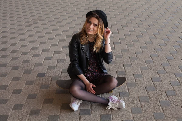 Girl sitting on the skateboard — Stock Photo, Image