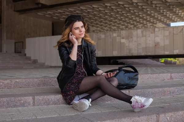 Menina ouvindo a música — Fotografia de Stock