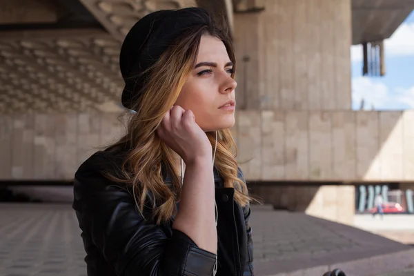 Girl listening to the music — Stock Photo, Image