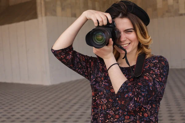 Meisje met de digitale camera — Stockfoto