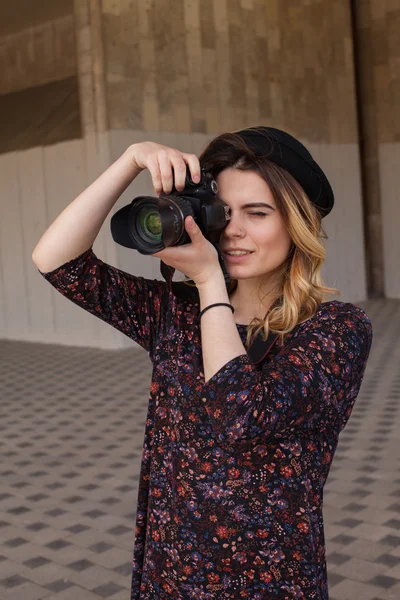 Menina com a câmera digital — Fotografia de Stock