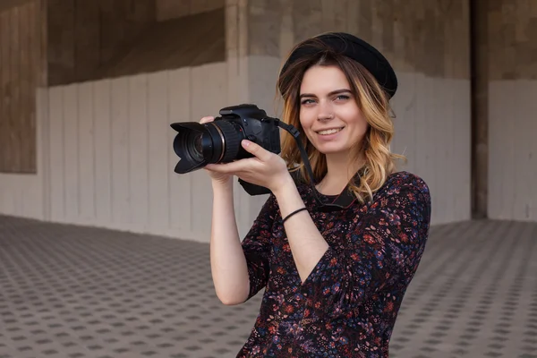 Meisje met de digitale camera — Stockfoto