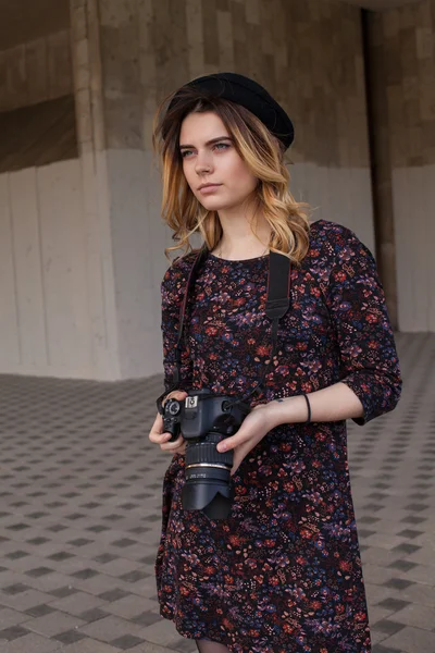 Girl with the digital camera — Stock Photo, Image